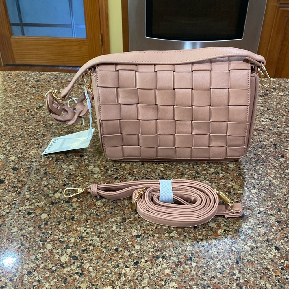 *****PRICE DROP****   NWT ALYSSA VEGAN CONVERTIBLE BAG